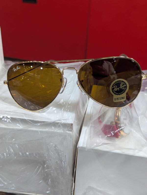 Ray-Ban Aviator Classic (RB3025), featuring a polished gold frame and B-15 brown classic lenses.