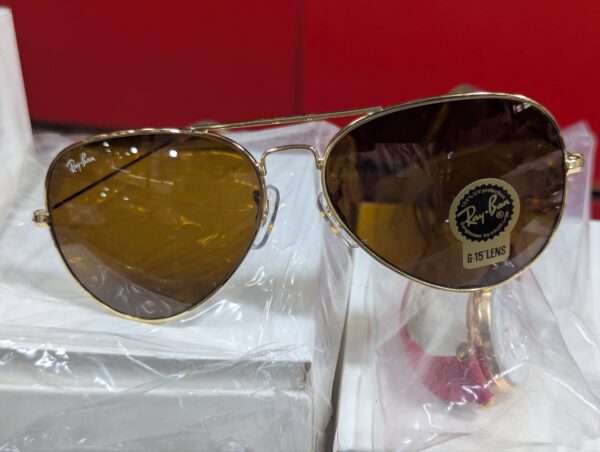 Ray-Ban Aviator Classic (RB3025), featuring a polished gold frame and B-15 brown classic lenses.