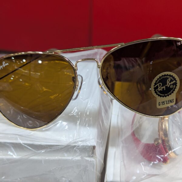 Ray-Ban Aviator Classic (RB3025), featuring a polished gold frame and B-15 brown classic lenses.