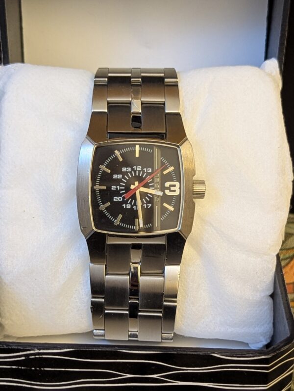 Diesel Model DZ-1127, a rectangular-faced Men's Watch from their Cliffhanger collection