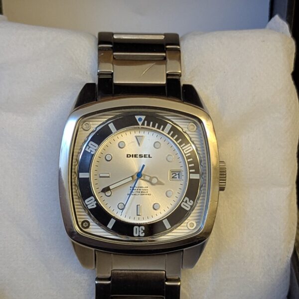 Diesel DZ1493,  Diesel "Scalped". A distinctive square, silver-tone stainless steel case and a matching link bracelet.